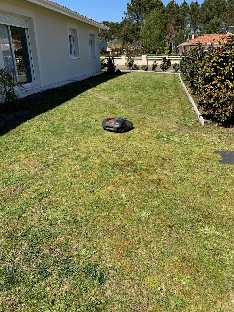 Où trouver un professionnel pour installer un robot tondeuse de qualité sur votre pelouse ou votre jardin à Sanguinet ?